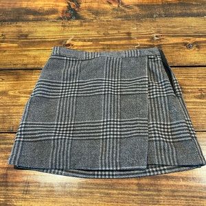 Abercrombie black and gray plaid mini skirt - size M - tags on.
